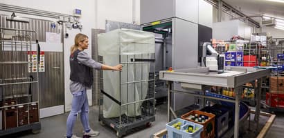 Store employee with TOMRA RollPac machine