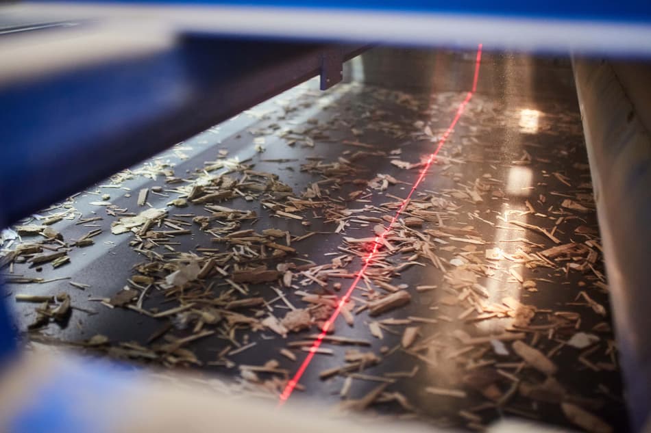 Removing impurities from unprocessed wood with the latest sorting technology