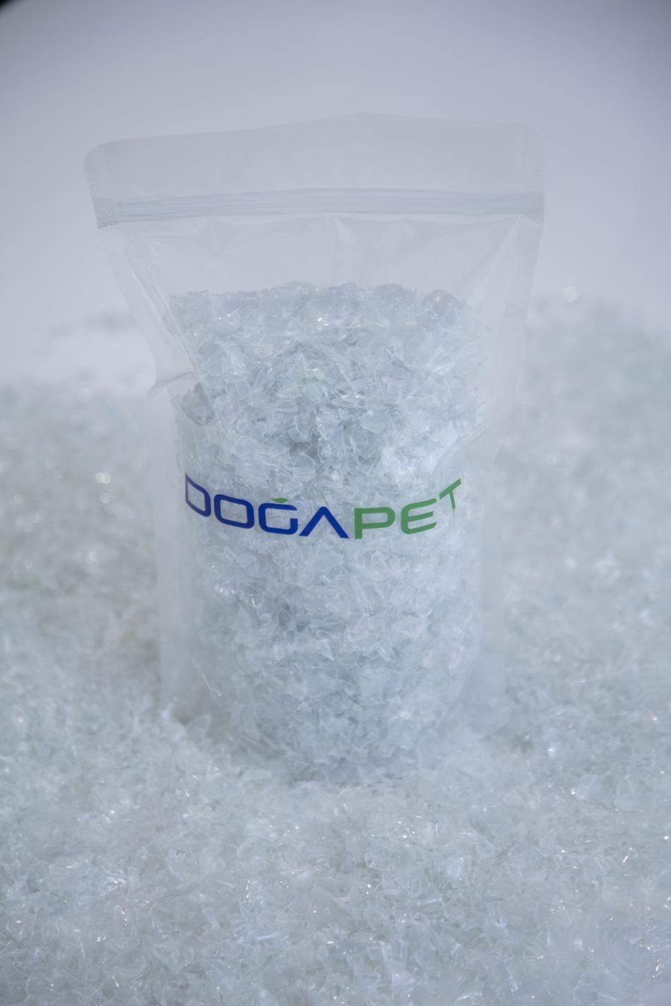 PET-Flakes in einem Sack mit dem Doga PET-Logo