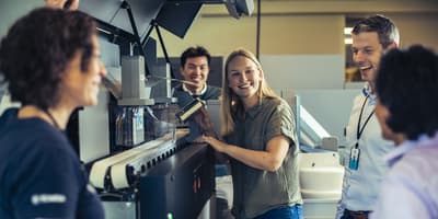 persone con una macchina di raccolta