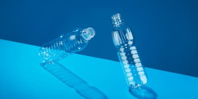 Bottiglie vuote su sfondo blu