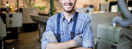 Photo d’un employé dans une installation de recyclage