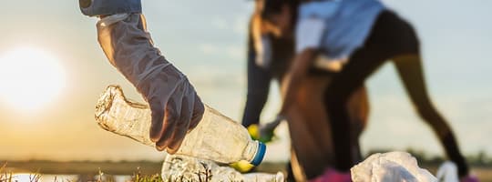 Photo de TOMRA, des gens débarrassant la plage de ses déchets plastiques