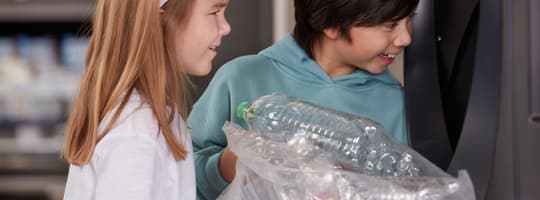 Enfants regardant dans un TOMRA R1