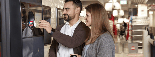 pareja feliz devolviendo botellas