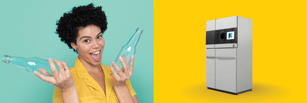TOMRA M1 junto a una mujer sonriente sosteniendo dos botellas de vidrio