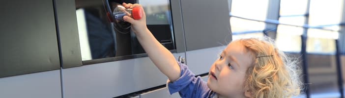 kid using TOMRA T90 reverse vending machine