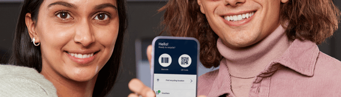 Paar hält Telefon und zeigt digitale TOMRA-Tools