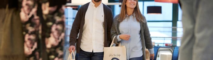 glückliches Paar kommt zum Einkaufen