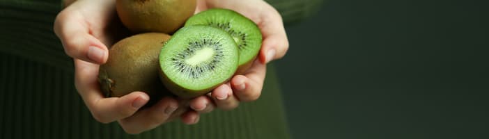 Hands_holding_kiwifruit-2