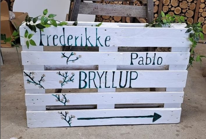 A wedding plaque that says Frederikke and Pablo