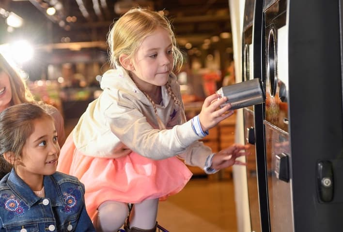 Image of family returning cans to reverse vending machine