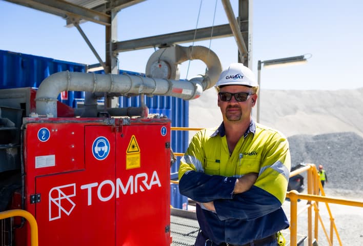 Man standing next to TOMRA PRO Secondary Laser sorter