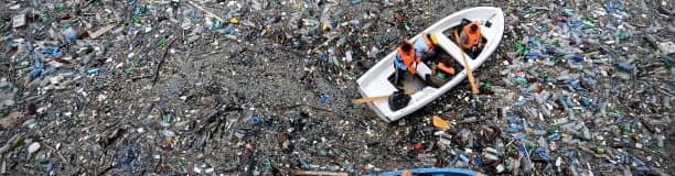 pollution des océans par le plastique dans le vacha dam, en Bulgarie