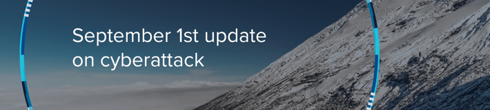 "1. september – opdatering om cyberangreb" på baggrund med himmel og bjergside