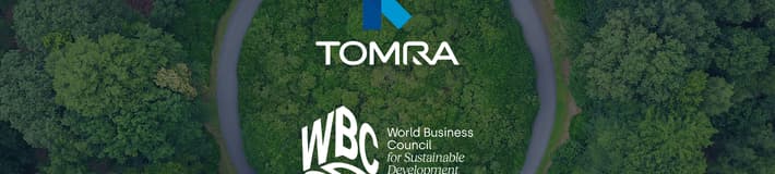Logos von TOMRA und des WBCSD vor einer Draufsicht auf Bäume