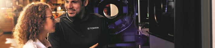 Photo de l’équipe de service TOMRA avec le détaillant
