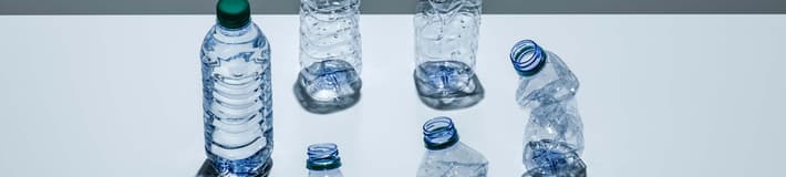Ein Kreis aus Kunststoffflaschen in verschiedenen Stadien der Zerkleinerung