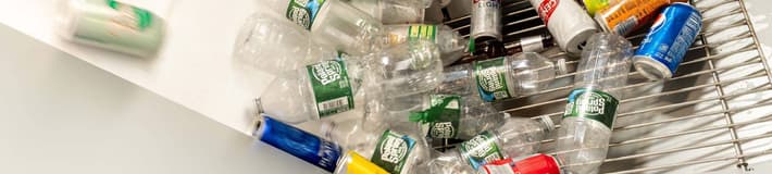 Bouteilles en plastique glissant dans une goulotte pour être triées