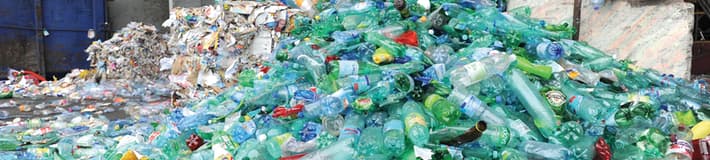 Montagnes de bouteilles en plastique vides