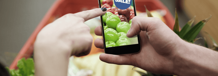 Person hält ein Telefon mit einem Screen Sign, auf dem „Verkauf“ steht