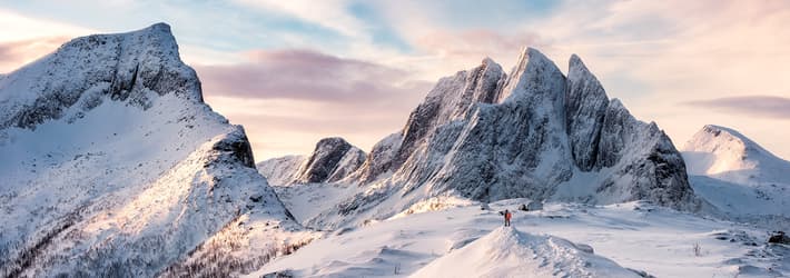 Cime di montagne coperte di neve