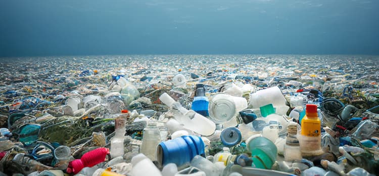 Les déchets plastiques recouvrent le sol des océans