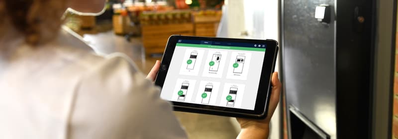 Employé avec tablette NotifyAssist