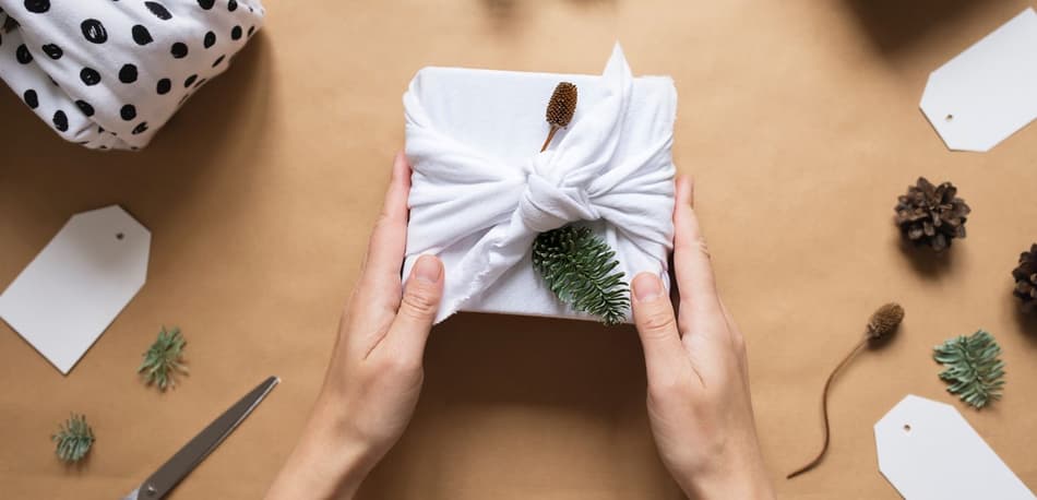 Bild einer Geschenkverpackung aus Stoff für ein grünes Weihnachtsfest