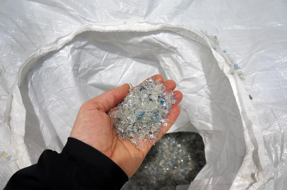 Petites paillettes de plastique dans la paume d'une main