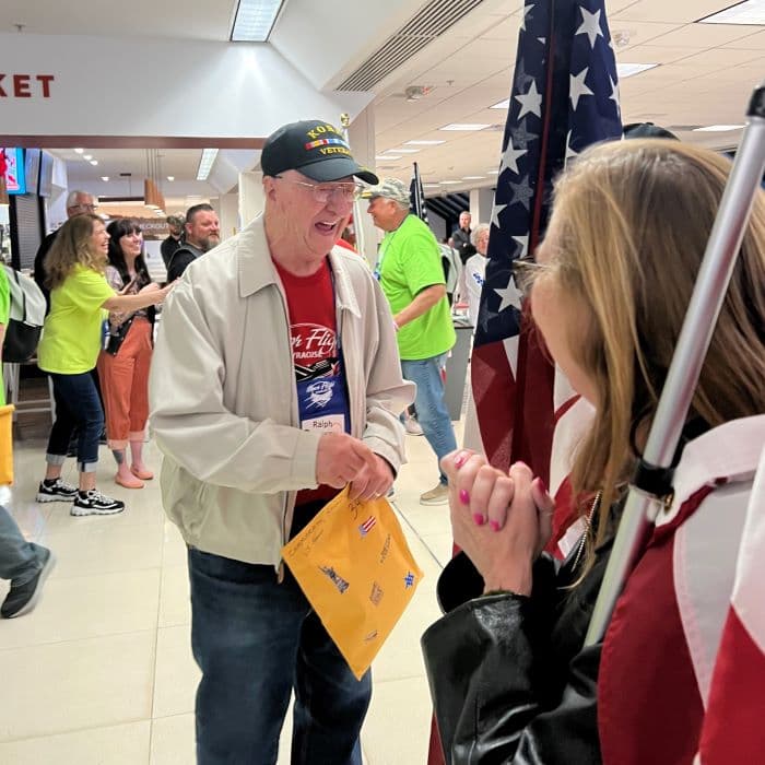 Bild des Honor Flight Events am Flughafen