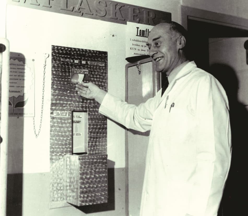 Image of Aage Fremstad with first TOMRA prototype