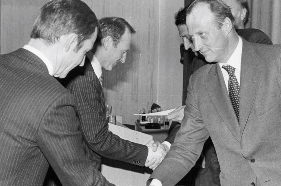 Image of Crown Prince Harald presenting Export Product Prize