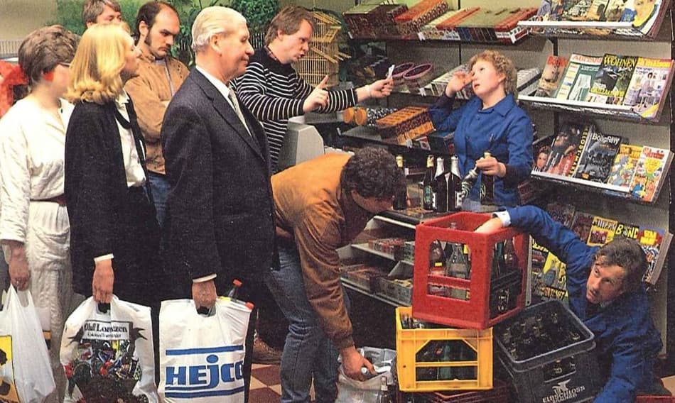 Photo de recycleurs faisant la queue avec des bouteilles