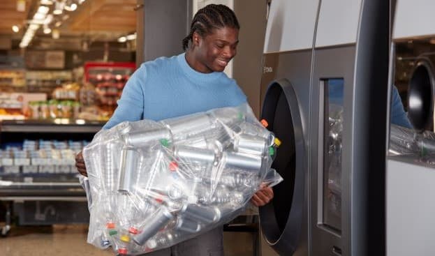 Foto eines Recyclers, der Verpackungen mit dem TOMRA R1 zurückgibt