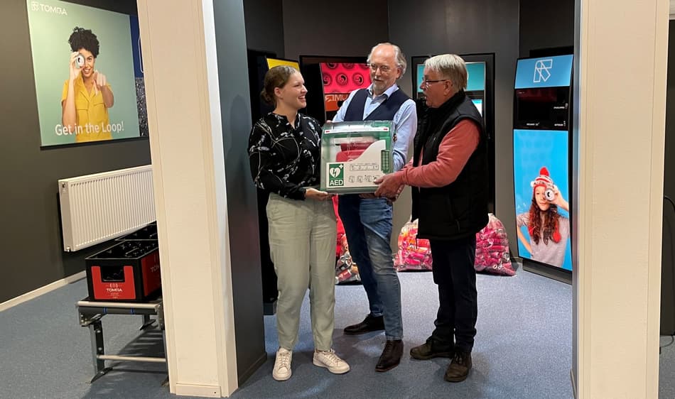 Photo de Louis Bouwmeester recevant un défibrillateur