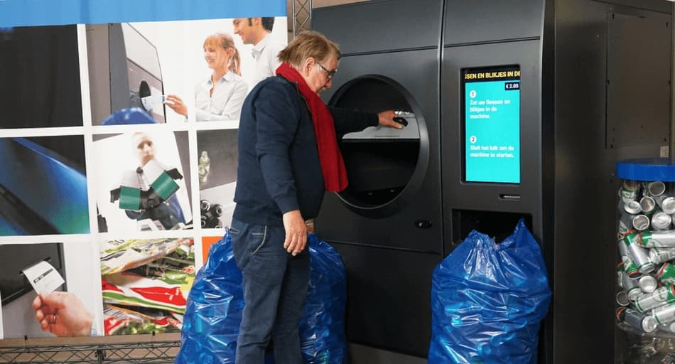 Imagen de Louis Bouwmeester devolviendo envases