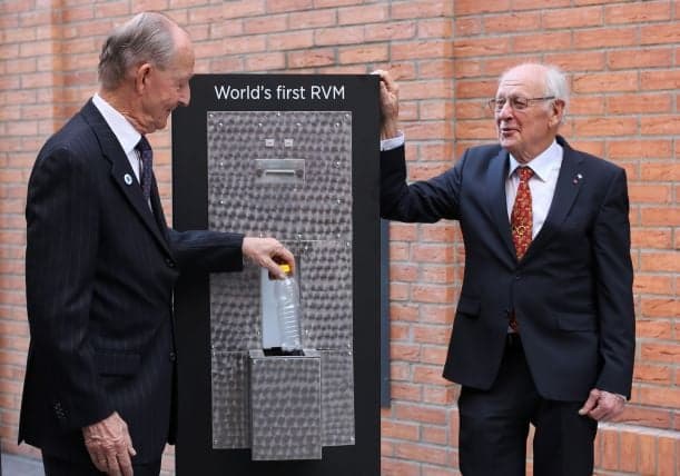 Imagen de los fundadores de TOMRA con el primer prototipo de máquina de vending inverso