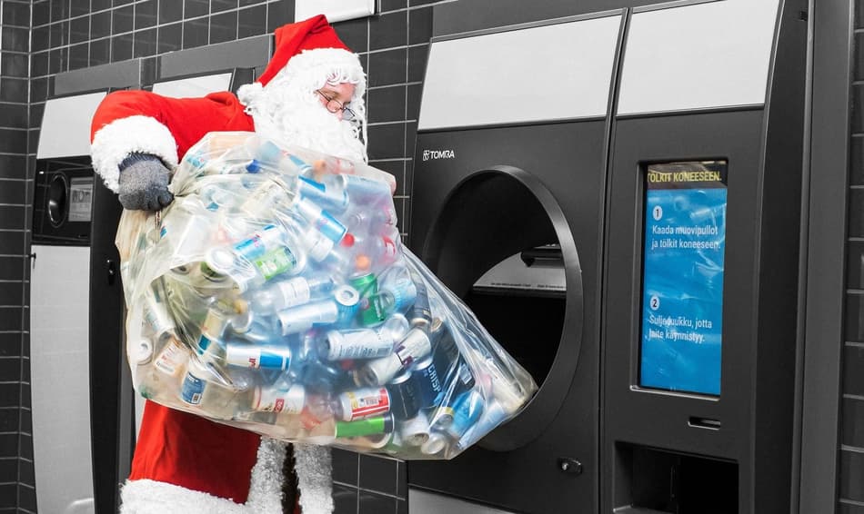 Photo du Père Noël insérant des contenants dans une TOMRA R1