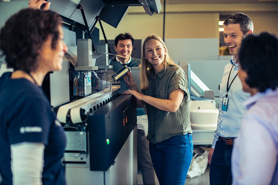 Employés de TOMRA travaillant sur un automate de déconsigne