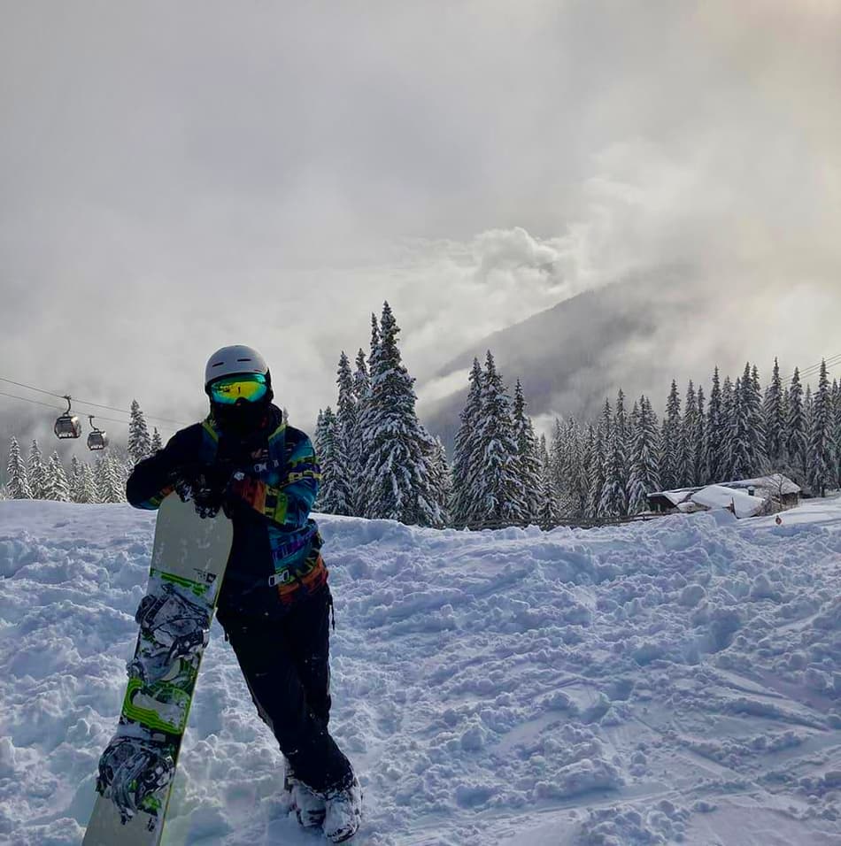 Image of Justs with snowboard