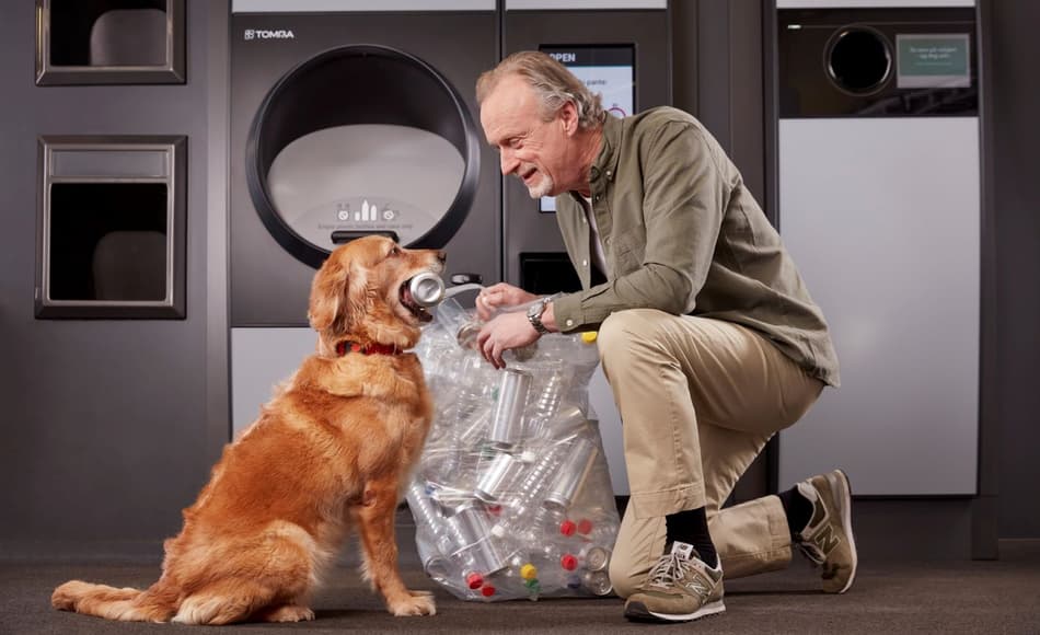 Consumer at reverse vending machine