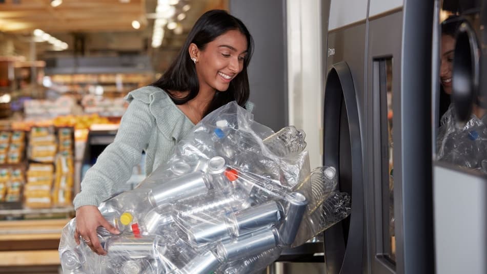 Image of consumer returning containers in R1 TOMRA machine