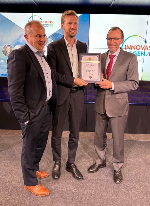 El ministro noruego de Clima y Medio Ambiente, Espen Barth Eide, entrega a TOMRA el premio a la empresa más innovadora de Noruega 2022-23.