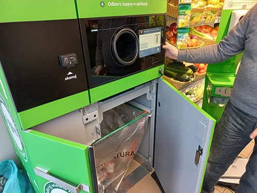 Bandeja de almacenamiento dentro de una máquina de vending inverso de TOMRA