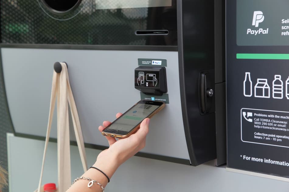 Image of user scanning myTOMRA at reverse vending machine