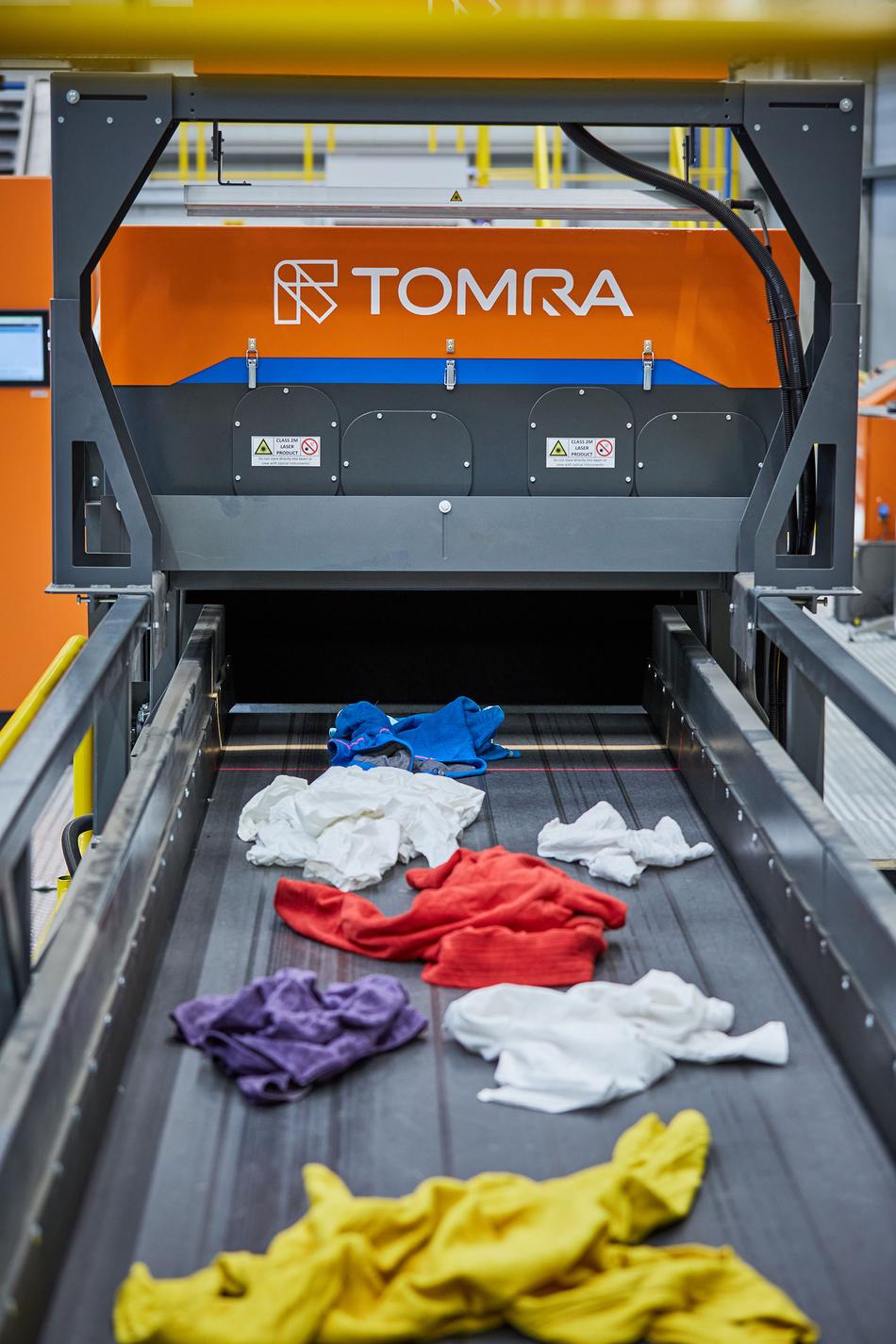 Textiles sobre una cinta de clasificación de la máquina de TOMRA
