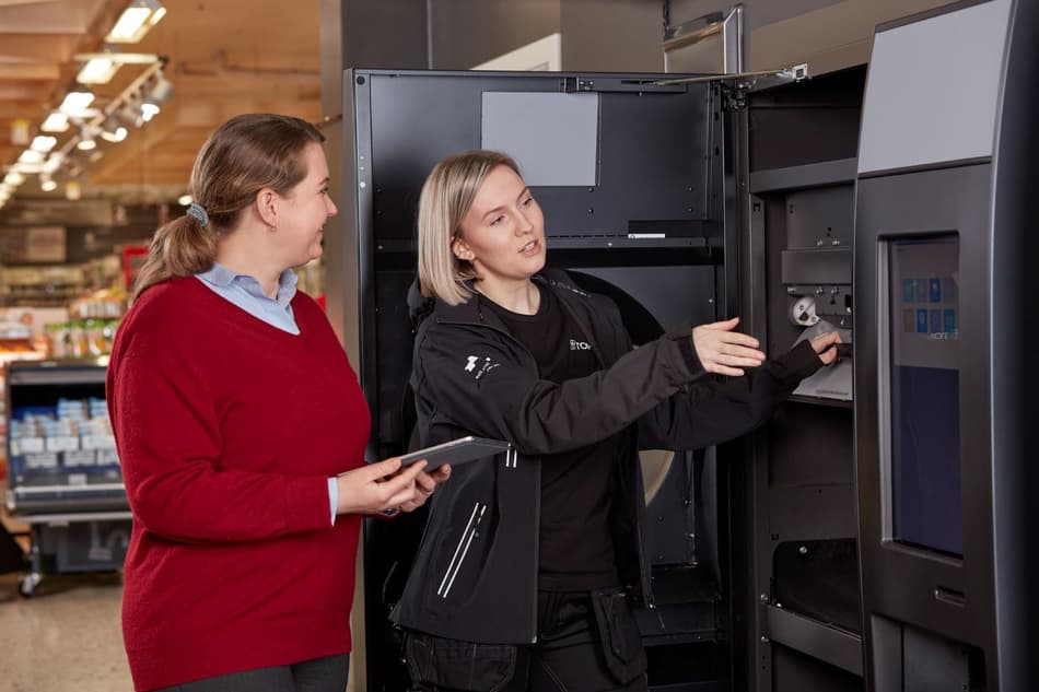 Image of TOMRA Service team with retailer