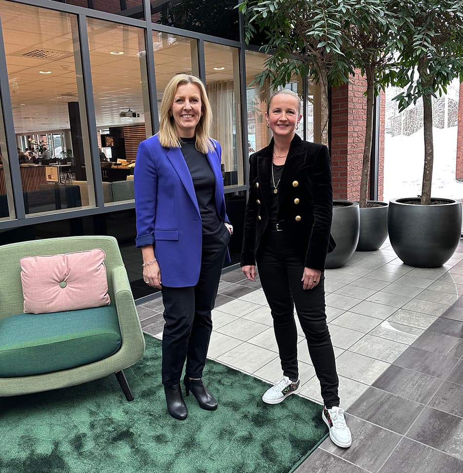 TOMRA CEO Tove Andersen standing next to Kezzler CEO Christine Akselsen