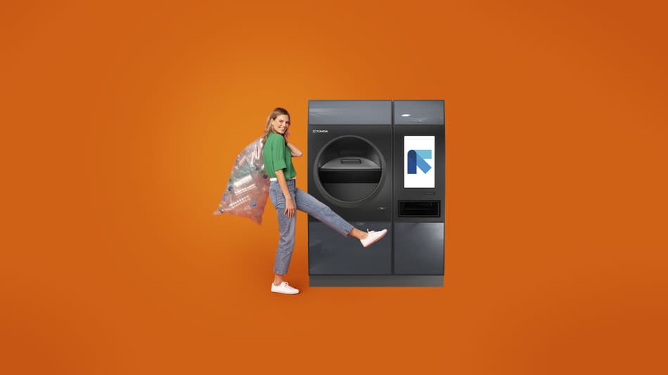 Girl carrying containers to a TOMRA R1 reverse vending machine